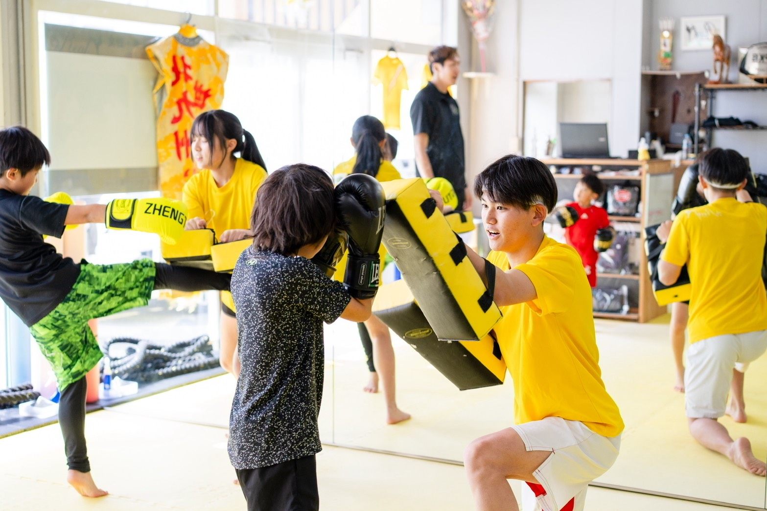 明るいスタジオ内での練習風景