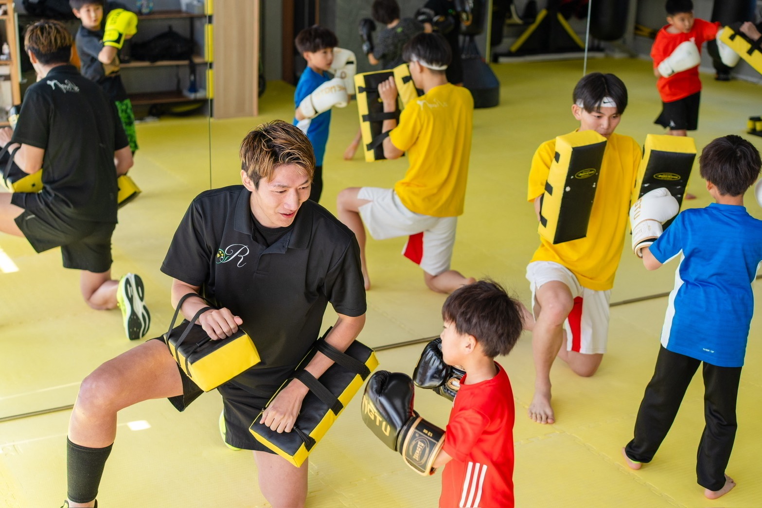 トレーナーとお子様の笑顔の指導風景