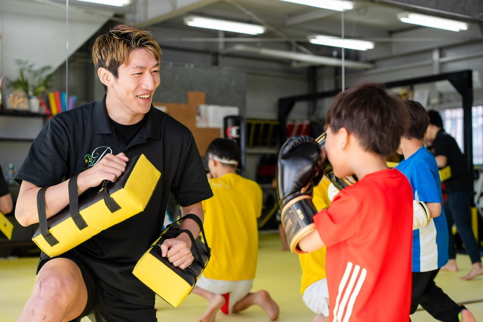 笑顔でキックボクシングを楽しむ女性